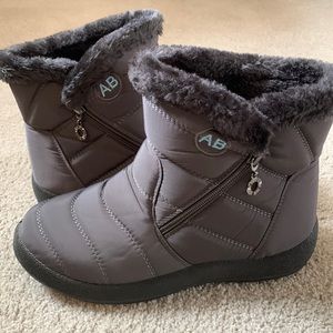 Womens winter boots. Just like new.